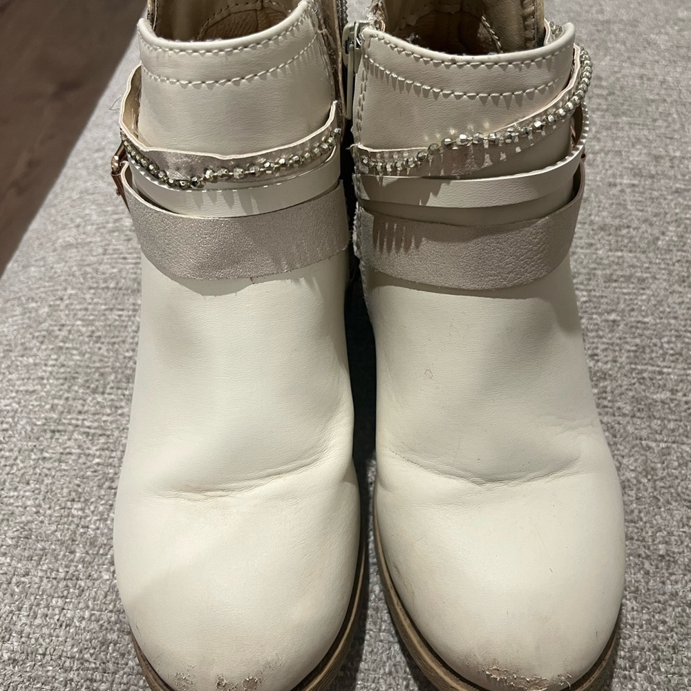 Girls boots size 2M. Color cream/beige. Leopard print in the back. Side zippers!